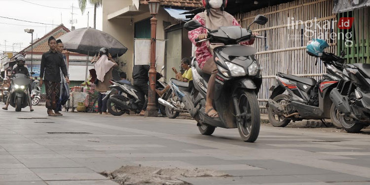 138 Granit di Kawasan Menara Kudus Rusak Sampai Bikin Pengendara Jatuh