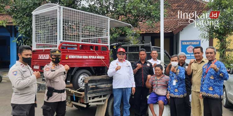 Jual Mainan dalam Keterbatasan Sujiyanto Terima Bantuan Motor Roda Tiga di Dukuhseti Pati