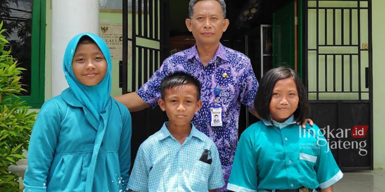 Pakaian Adat untuk Seragam Sekolah Wali Murid di Rembang Merepotkan