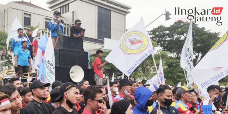 Demo di Kantor Gubernur Jateng Buruh Ngotot Minta UMK Naik 13 Persen