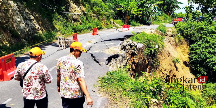Awas Jalan Antar Kecamatan Kayen Tambakromo Pati Longsor