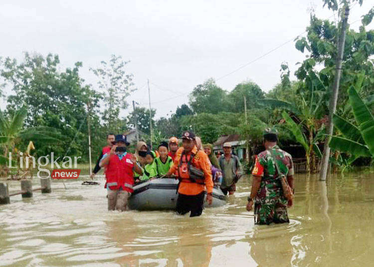 Bantuan penyeberangan bagi warga yang hendak berangkat ke sekolah maupun aktivitas kerja karena akses jalan tergenang banjir
