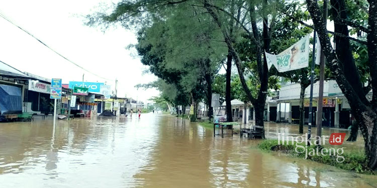 Diterjang Banjir Bandang Jalan Raya Jakenan Winong Pati Lumpuh Total