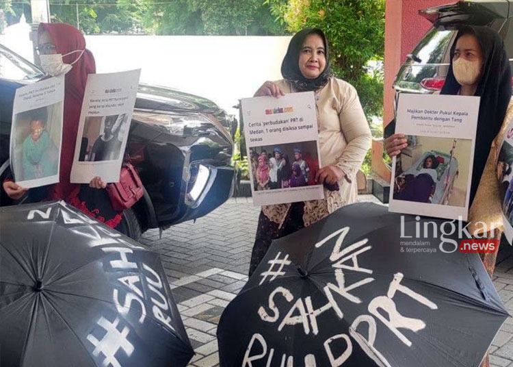 Ibu Ibu di Surabaya Demo Tuntut RUU PPRT Disahkan