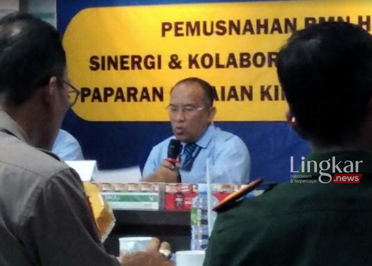 Kepala Kantor Pelayanan Perbendaharaan Negara KPPN Kudus Muhammad Agus Lukman Hakim saat acara pemusnahan rokok ilegal di Kantor KPPBC Kudu