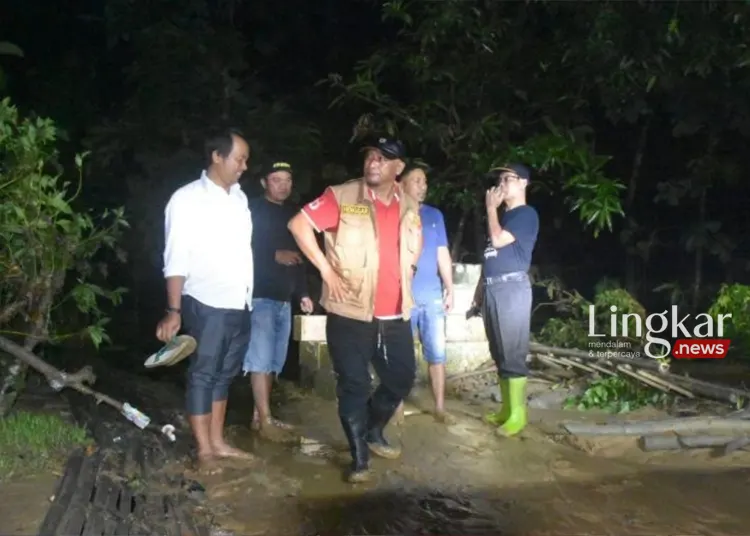 Pj Bupati Pati Henggar Budi Anggoro terjun ke lokasi banjir di Desa Sinomwidodo Kecamatan Tambakromo untuk membantu korban