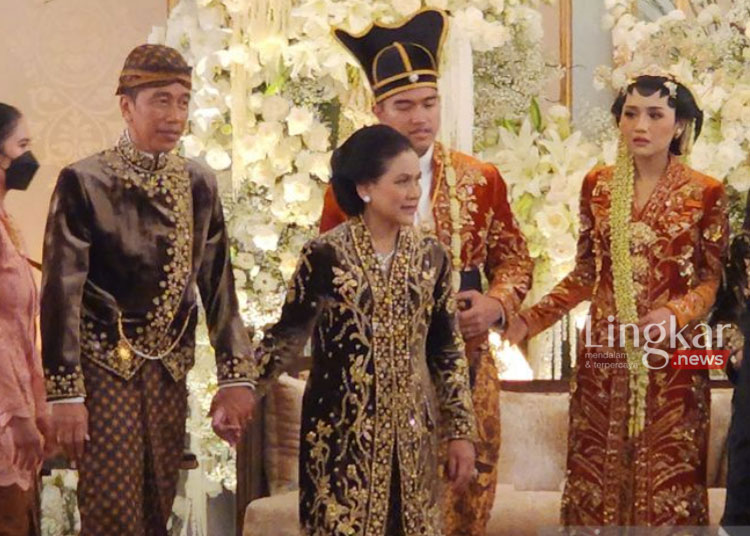 Presiden Joko Widodo dan Ibu Negara Iriana Joko Widodo usai menerima tamu saat resepsi pernikahan Kaesang Pangarep dan Erina Gudono di Pura Mangkunegara Surakarta Minggu malam.