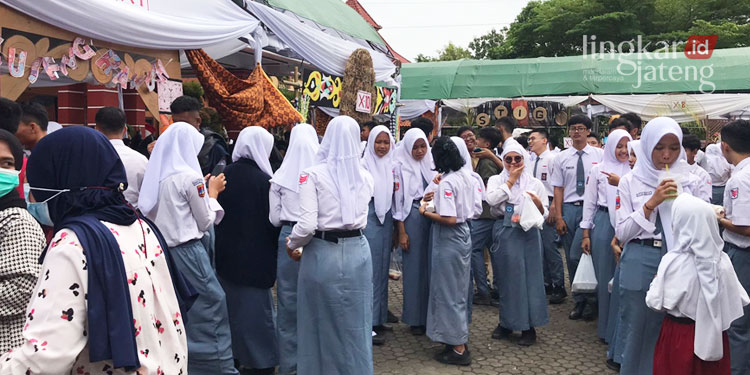 Gelar Market Day SMA Negeri 2 Pati Gandeng Lingkar Media Group