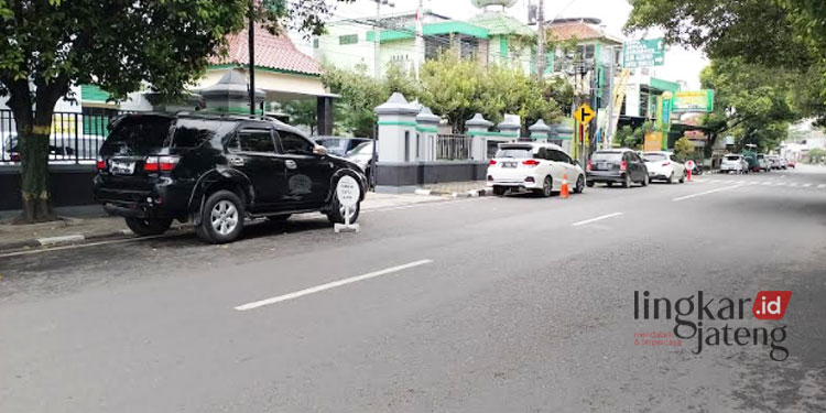 Sering Ditegur Pegawai DKK Pati Masih Parkir di Jalan Arteri