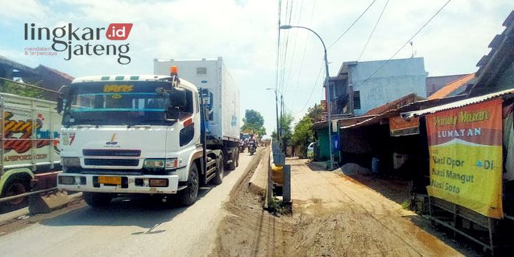 Dampak Macet di Jalan Juwana Batangan Pati Pedagang Keluhkan Omset Anjlok