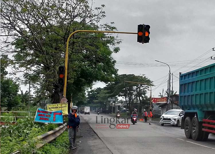 Gantikan Petugas Warga Bantu Atur Lalu Lintas di Simpang Sampang