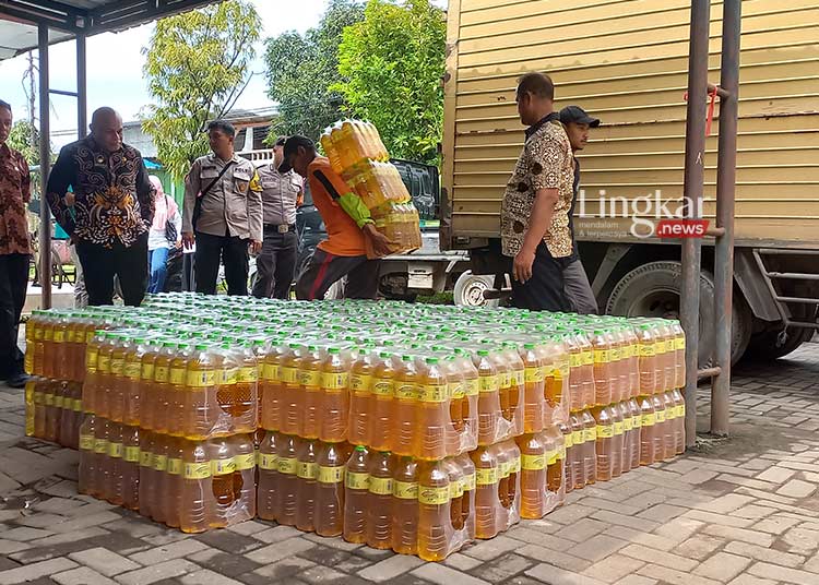 Stabilkan Harga Ratusan Karton MinyaKita Didistribusikan ke Pedagang Pasar Tradisional Kendal