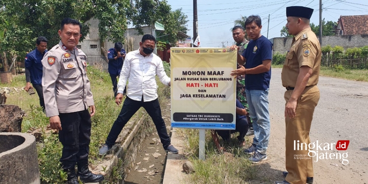 Awas Jalan Tayu Puncel Rusak dan Berlubang Satgas TRC Dukuhseti Pati Pasang Rambu