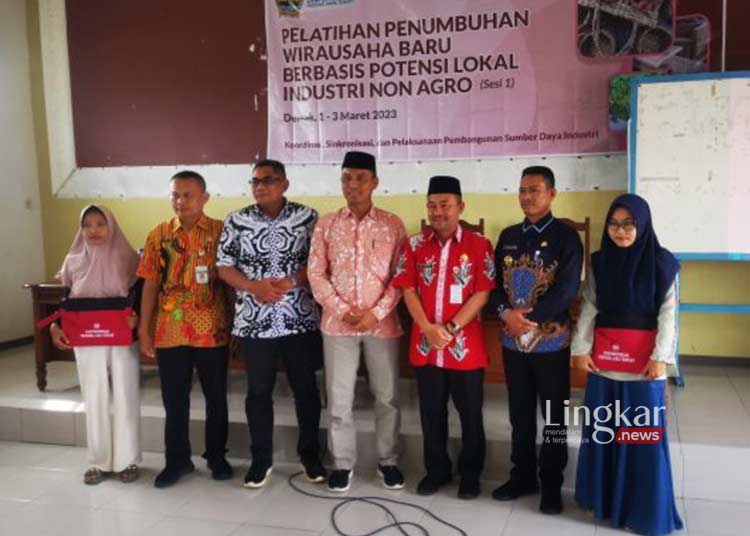 Tumbuhkan Wirausaha Baru Dinnakerind Demak Beri Pelatihan Kerajinan Eceng Gondok