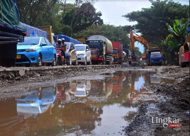 Bahu Jalan Pantura Pati Rembang Berlumpur Macet Kian Menjadi jadi