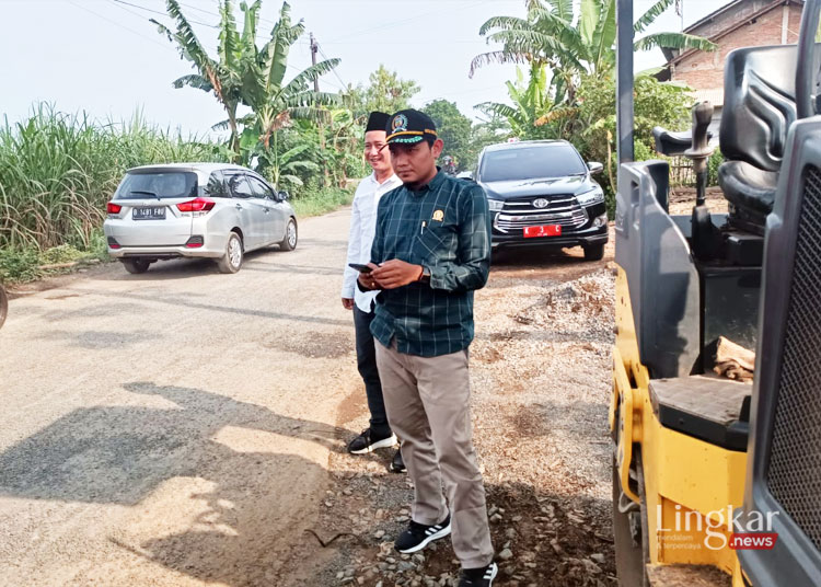 Ketua DPRD Kabupaten Jepara Haizul Maarif saat melakukan monitoring jalan di Desa Jebol Kecamatan Mayong Jepara