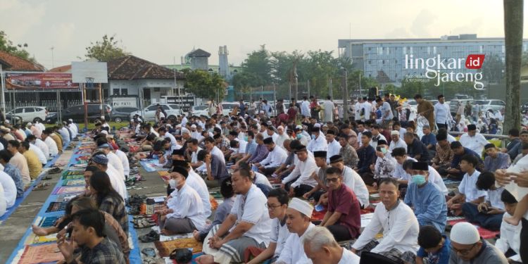 Ribuan Umat Muslim Ikuti Sholat Idul Fitri 1444 H di Stadion Joyokusumo Pati