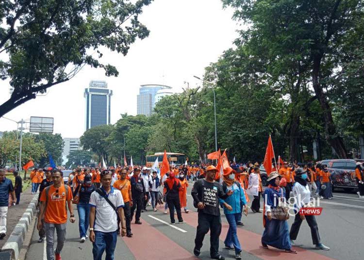 Peringati May Day Puluhan Ribu Buruh Gelar Aksi di Jakarta Hari Ini