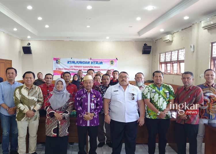 Ciptakan Hubungan Industrial Harmonis LKS Tripartit Demak Kunker ke Disperinaker Klaten