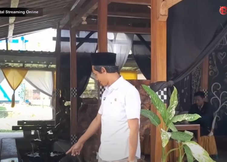 INOVASI Kepala Desa Pekalongan Kecamatan Winong Kabupaten Pati Ukhwatur Roi menunjukkan fasilitas di restoran yang dikembangkan melalui bantuan modal dari Bumdes.