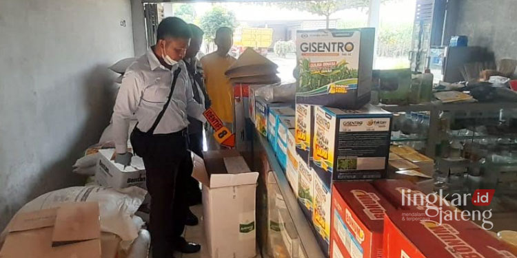 Waspada Maling Toko Pertanian di Pati Terekam Curi Puluhan Obat Hama