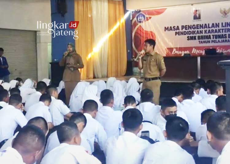 Keren Siswa Baru SMK BTB Juwana Pati Dibekali Pendidikan Karakter oleh TNI dan Polri