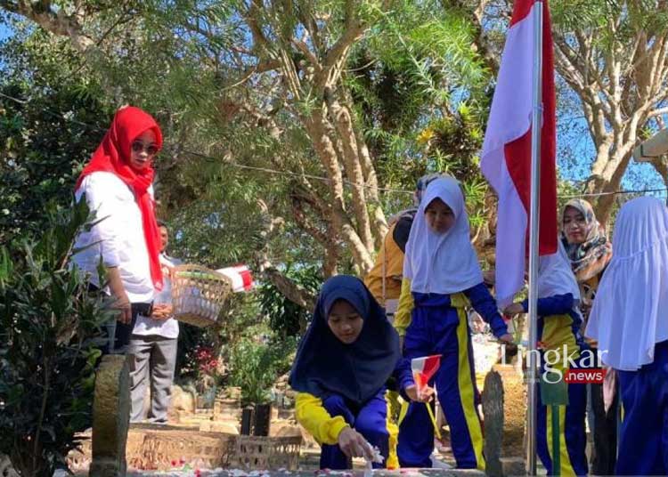 Tanamkan Jiwa Patriotisme Pelajar Ziarah ke Makam Pejuang di Temanggung