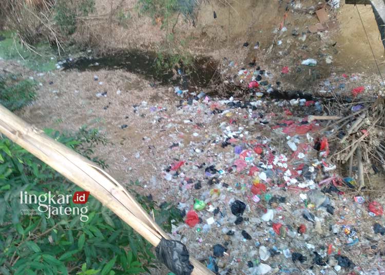 Atasi Tumpukan Sampah di Sungai Dinas Saling Lempar Tanggung Jawab