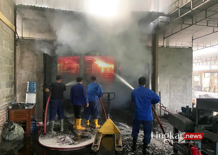 Petugas Sibuk Ambil Gaji Pabrik Briket di Pati Terbakar