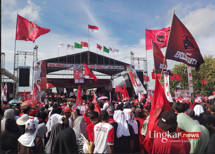 Ribuan warga Pati berkumpul di lapangan sepakbola Kayen dalam rangka kampanye yang diselenggarakan oleh PDI P Senin 29 1