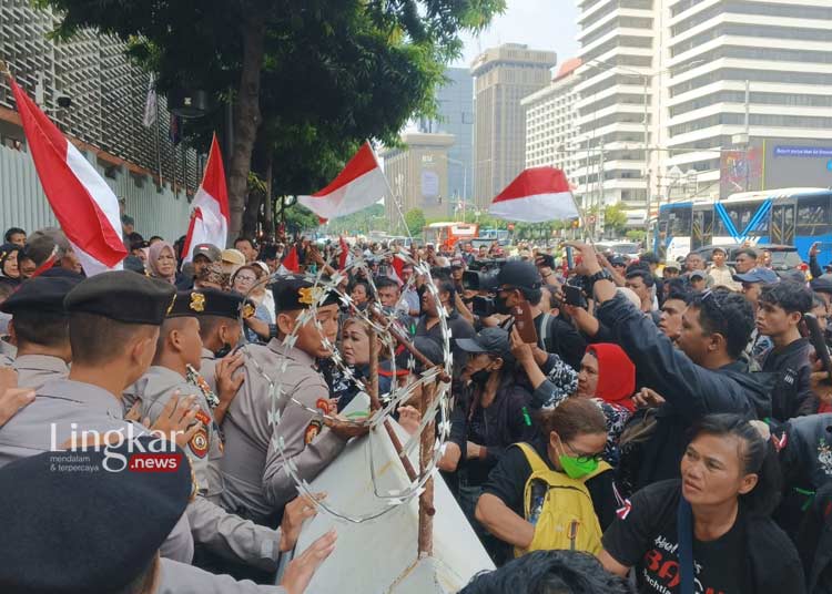 Mendadak Massa Dua Kubu Pro Kontra Kinerja KPU dan BAWASLU Gelar Demo Bersamaan di Depan Kantor Bawaslu Jakarta
