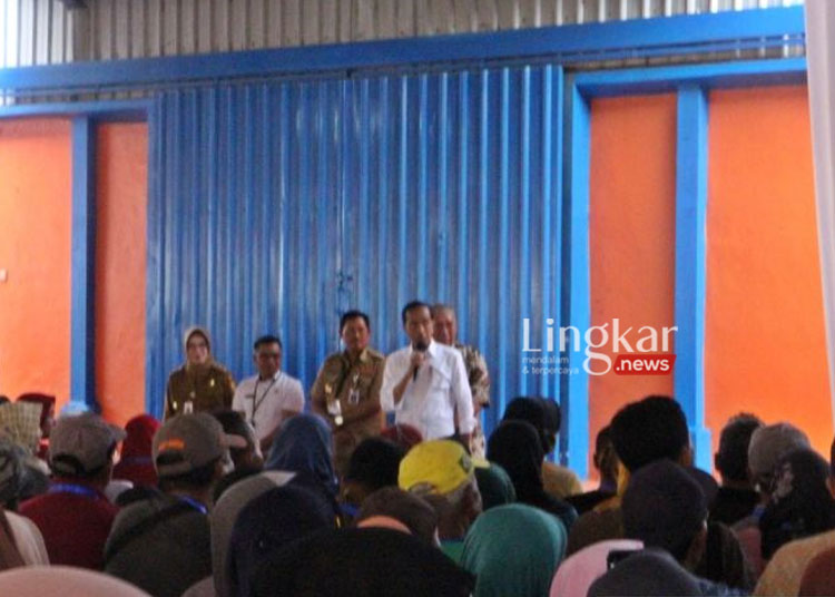 Presiden Jokowi Salurkan Bantuan Beras kepada 1