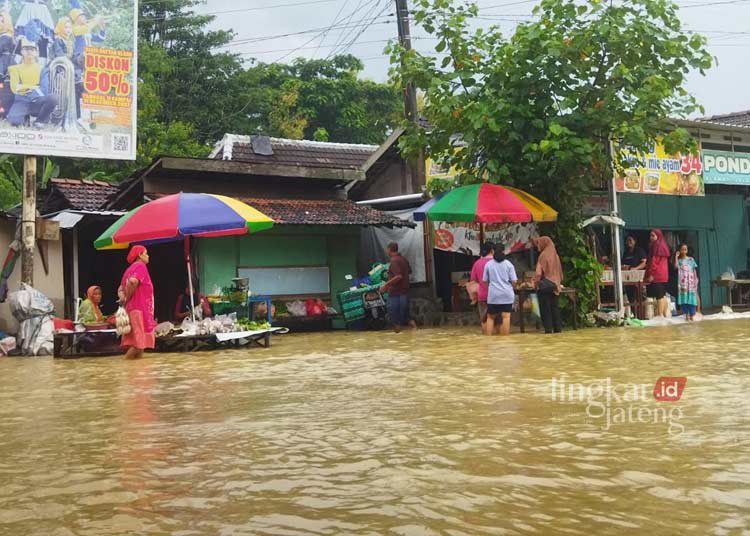 Dampak Banjir di Pati Pedagang Pasar Glonggong Sepi Pembeli