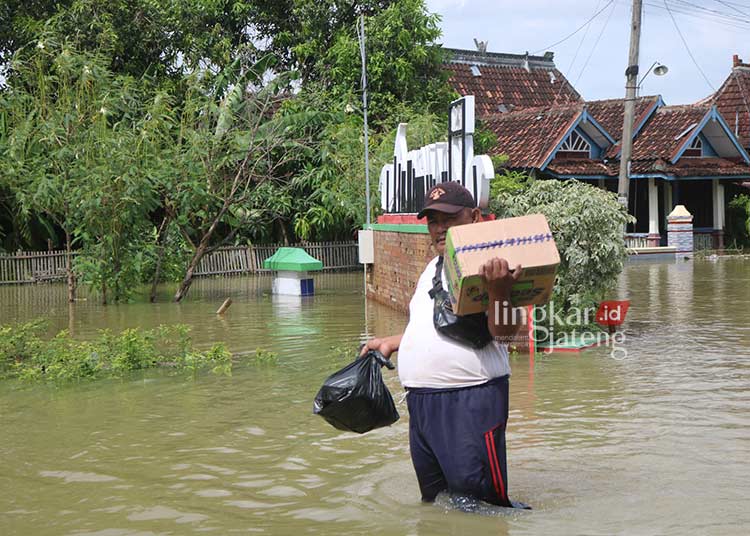 Demi Beli Kebutuhan Pokok Warga Jakenan Pati Jalan Kaki 3 Km Terobos Banjir