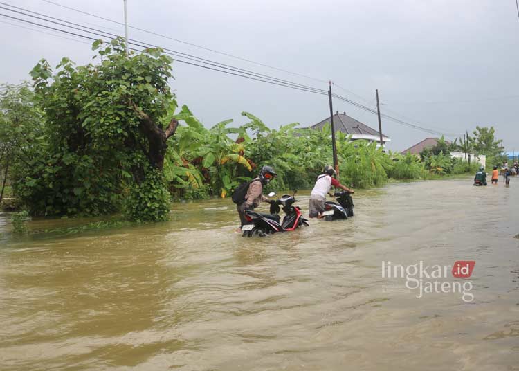 Jalan Jakenan Winong Terendam Banjir di Pati Arus Lalu Lintas Lumpuh