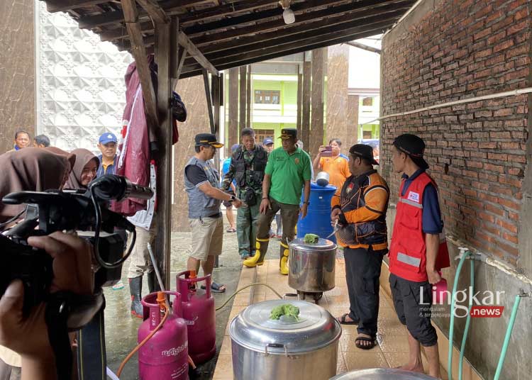 Pemkab Jepara Buka Dapur Umum Sediakan Ribuan Porsi Makanan untuk Korban banjir