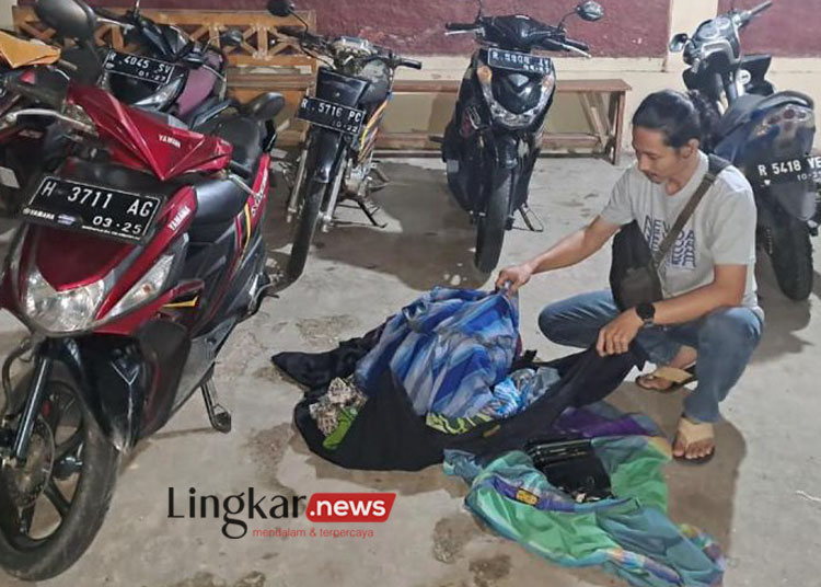 Personel Kepolisian Sektor Kutasari menunjukkan barang bukti berupa 21 helai kain sarung