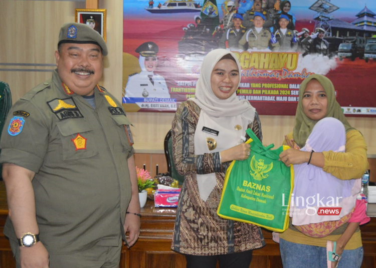 Satpol PP Demak Bagikan Puluhan Paket Sembako dan Gelar Donor Darah