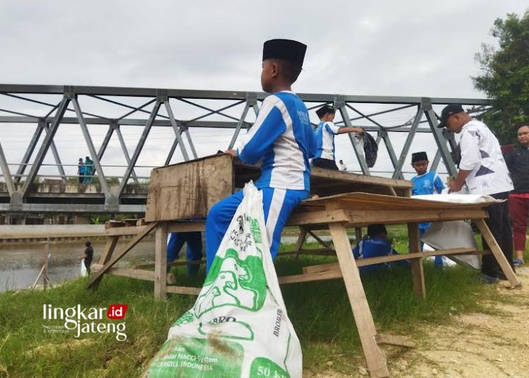 Bersihkan Sungai Silugonggo Pati Aktivis Lingkungan Ajak Siswa Peduli Lingkungan