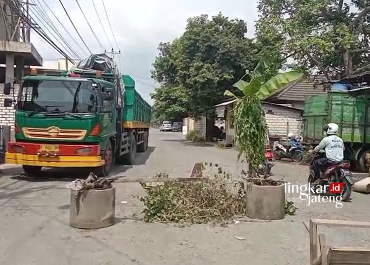 Kesal Tak Kunjung Diperbaiki Warga Blokade Jalan Mangkudipuro Juwana Pati