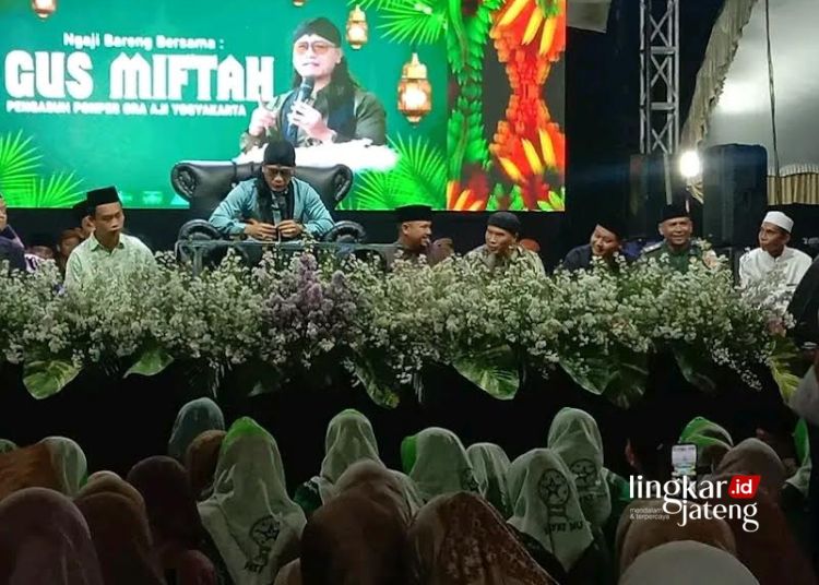 Haul Mbah Surgi Suro Wencono Warga Tumpah Ruah Ikuti Pengajian Bareng Gus Miftah