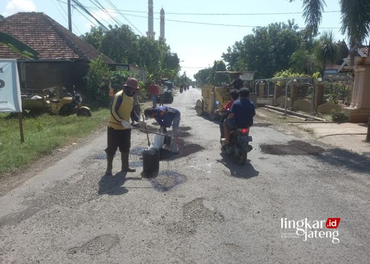 Jalan Berlubang di Tayu Puncel Pati Akhirnya Ditambal