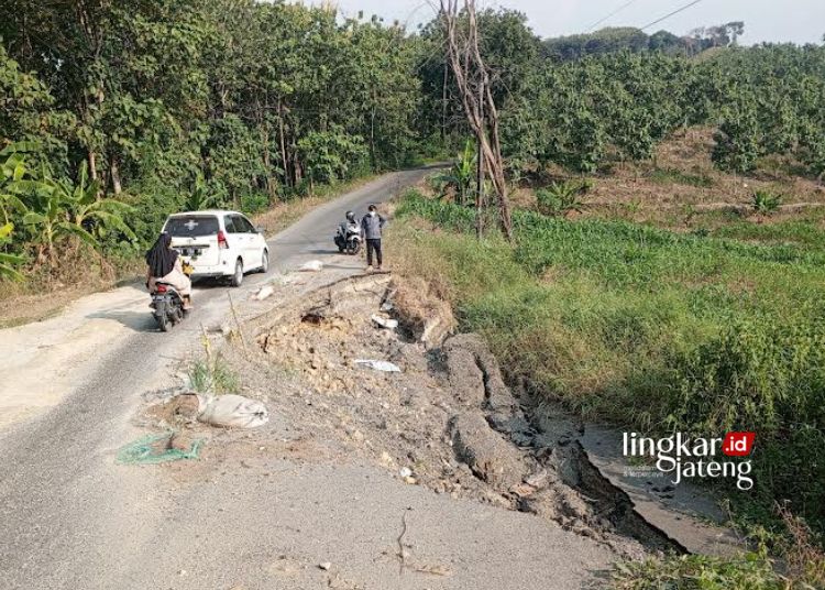 Sudah 2 Bulan Longsor di Jalan Tambakromo Maitan Pati Belum Tertangani