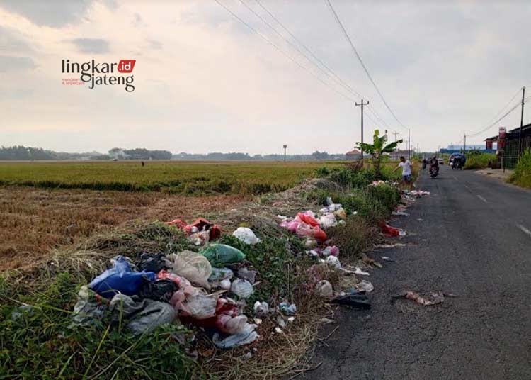 Tumpukan sampah di Jalan Jakenan Winong