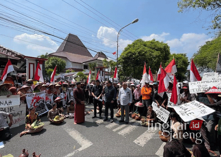 Demo petani di DPRD Pati